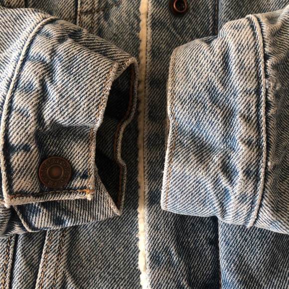 LEVIS Sherpa Lined Trucker Jean Jacket - Picture 7 of 11